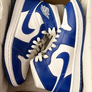 hyper royal-white woman’s air jordan 1 mid